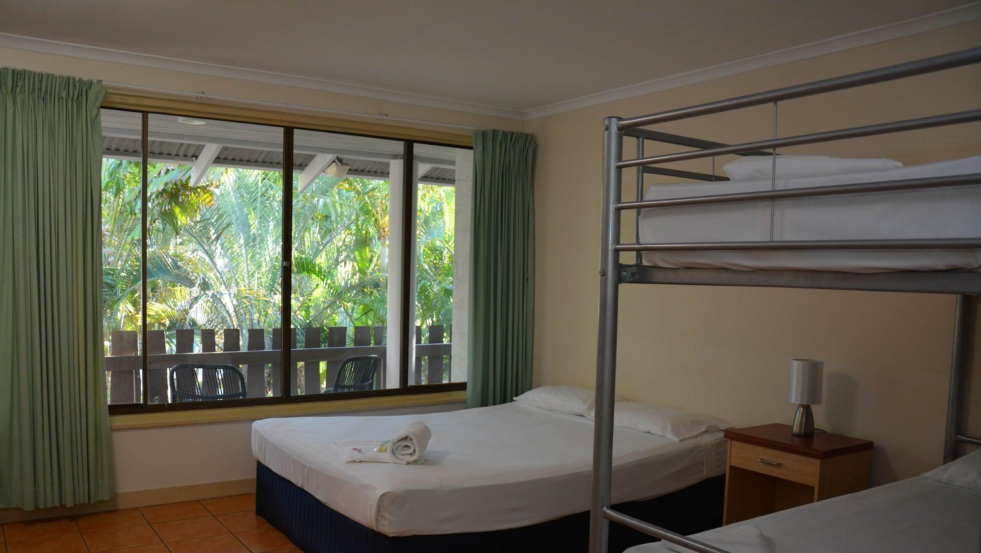 Base Airlie Hostel *