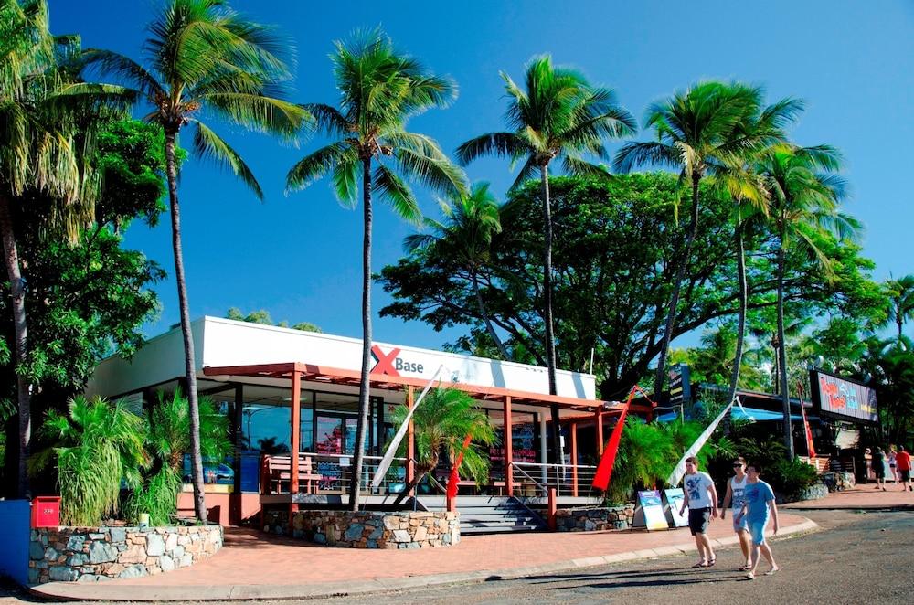 Base Airlie * Airlie Beach