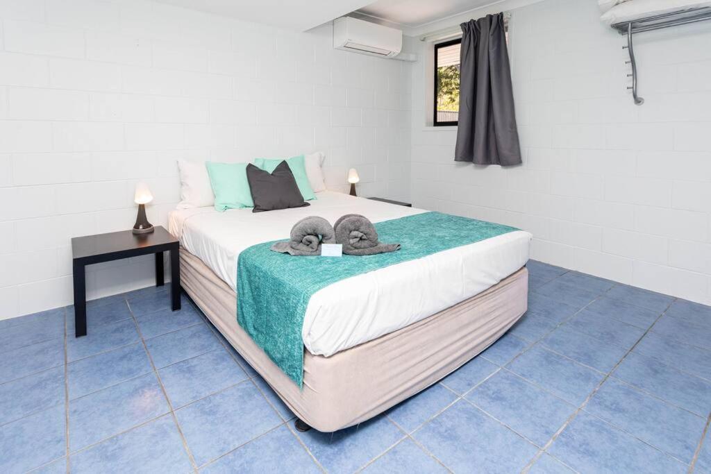 Airlie Sun & #4 * Airlie Beach