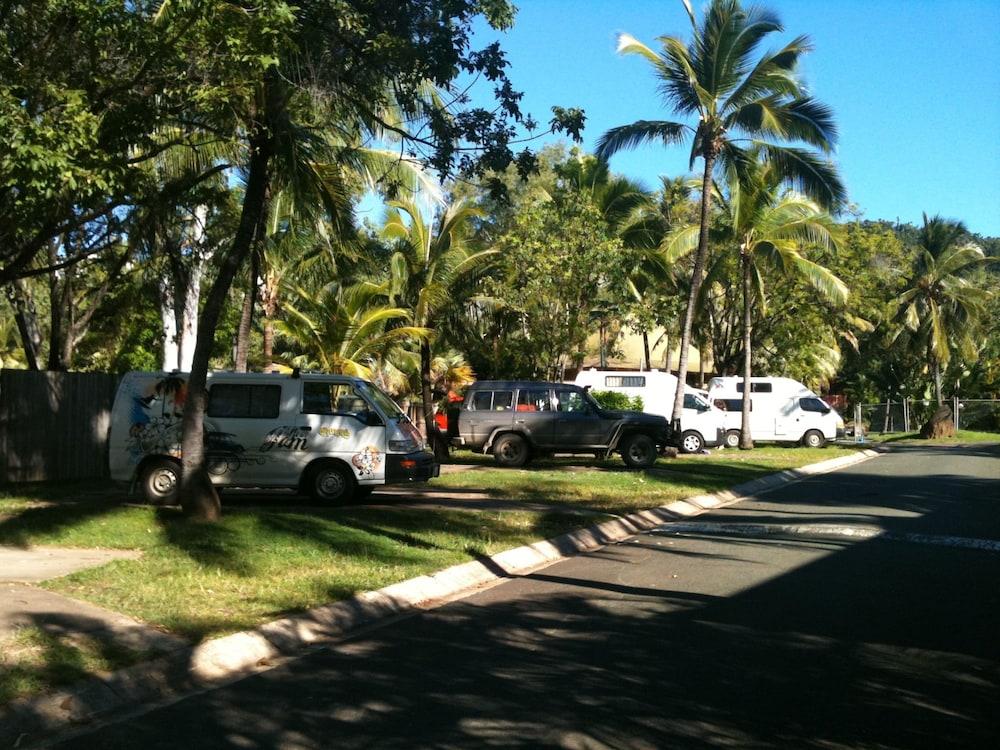 Base Airlie Hostel *