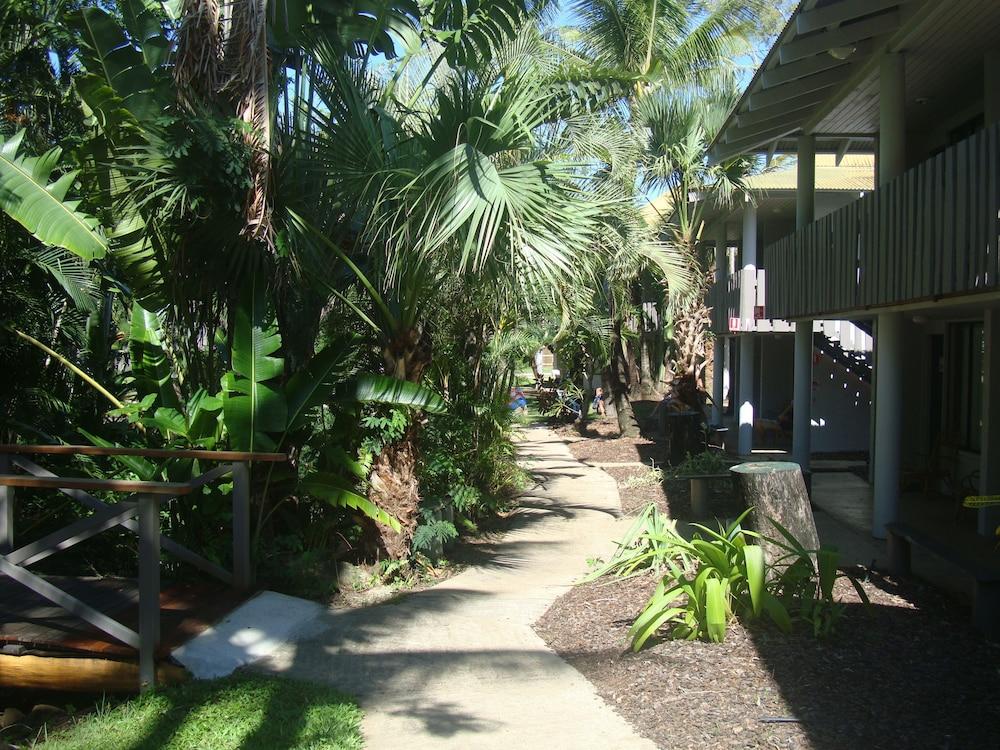 Base Airlie Hostel