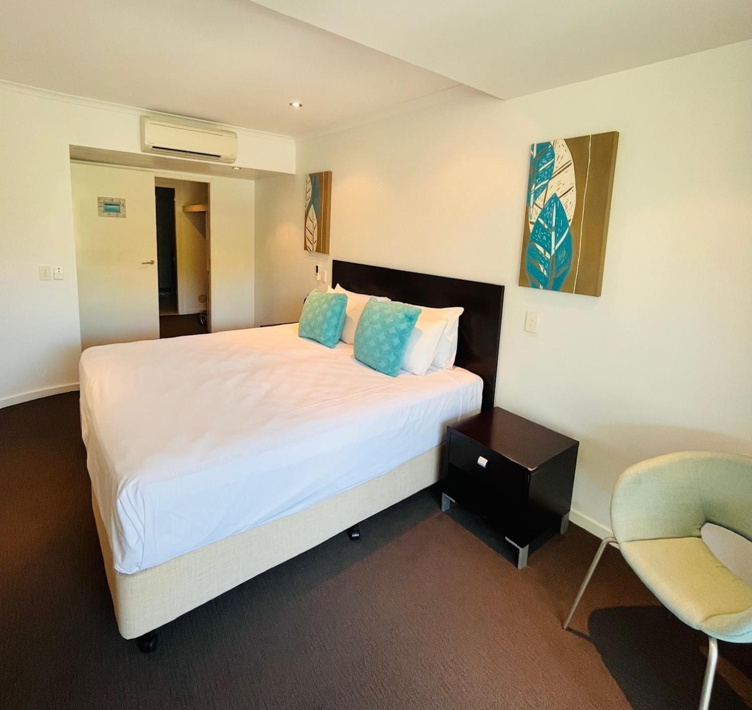 At Marina Shores 5* Airlie Beach