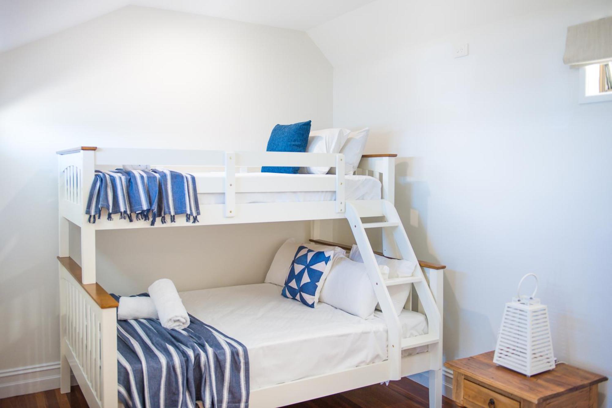 Holiday home Airlie Seaviews *