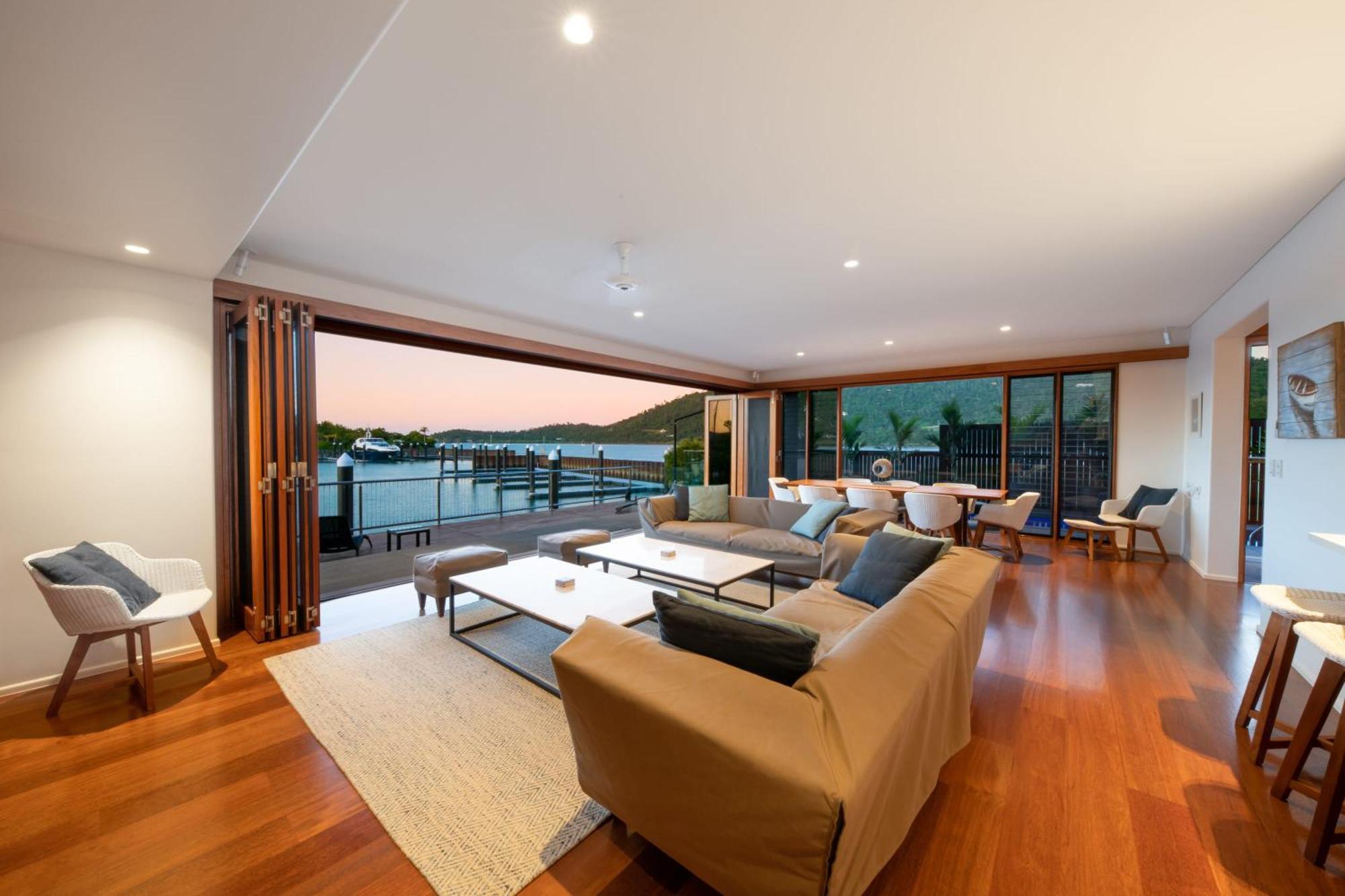 Airlie Marina-front Luxury At 10 The Cove * Airlie Beach