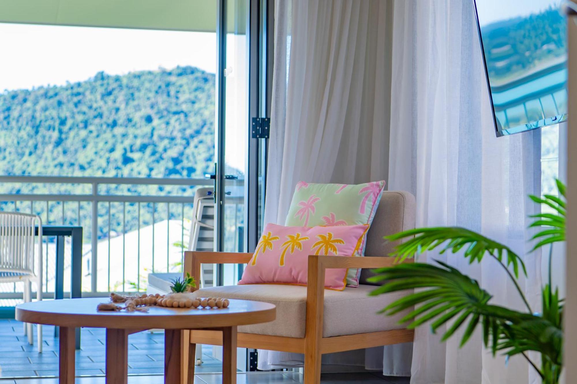 Boho Delux With Sea Views , Pool+gym Apartment *