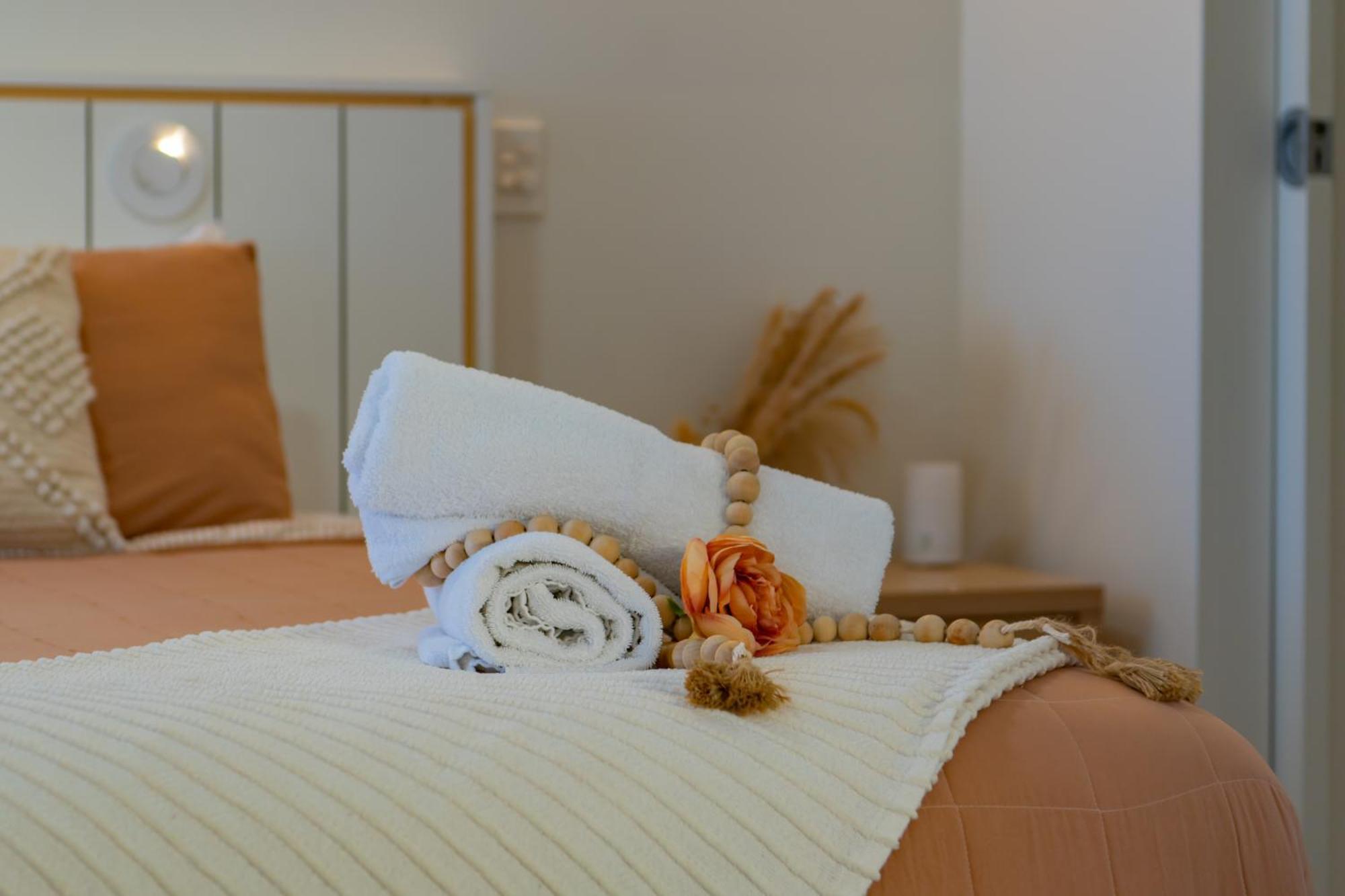 Boho Delux With Sea Views , Pool+gym Apartment