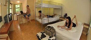 Base Airlie Hostel *