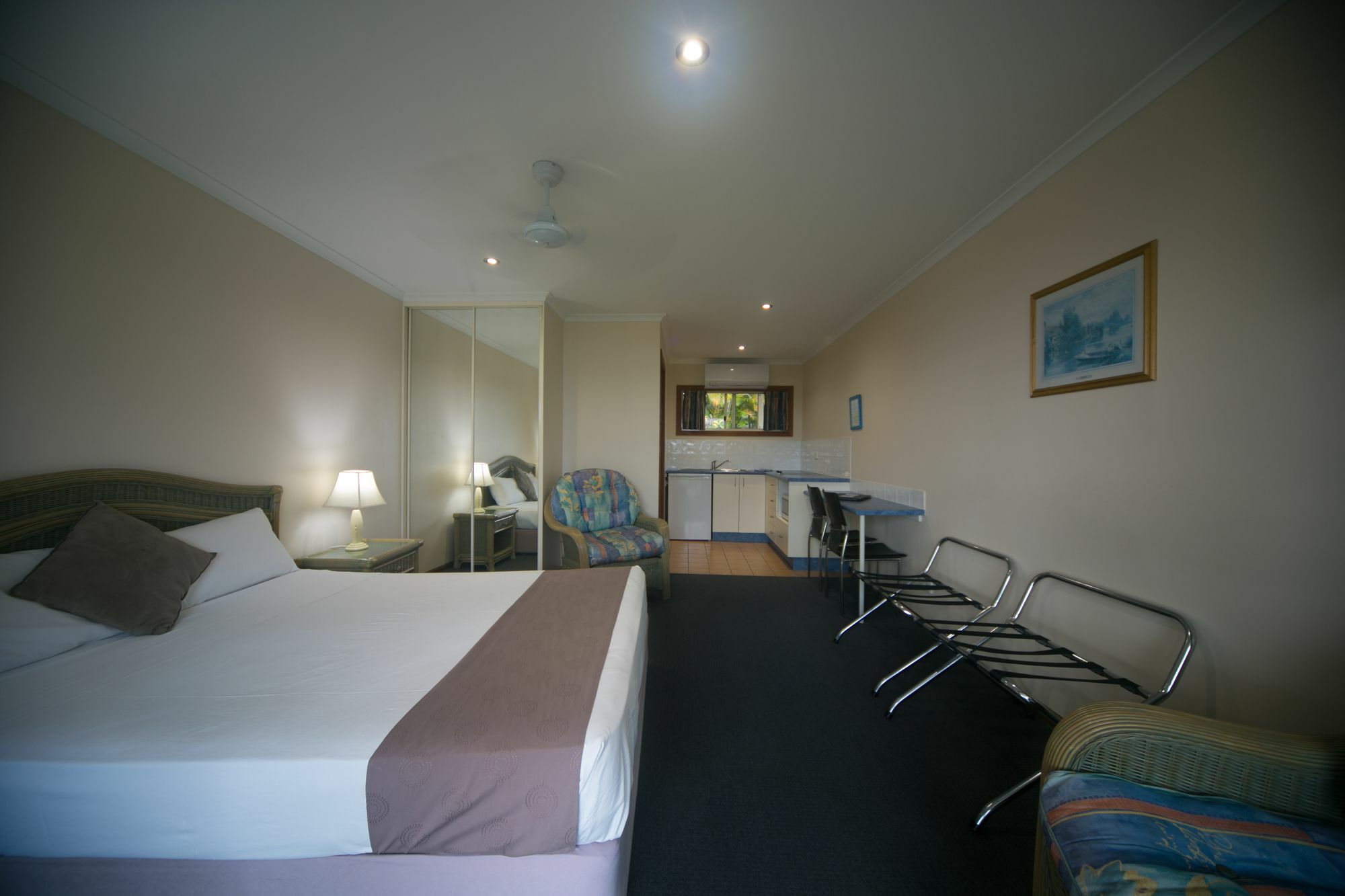 Aparthotel Sunlit Waters 3*