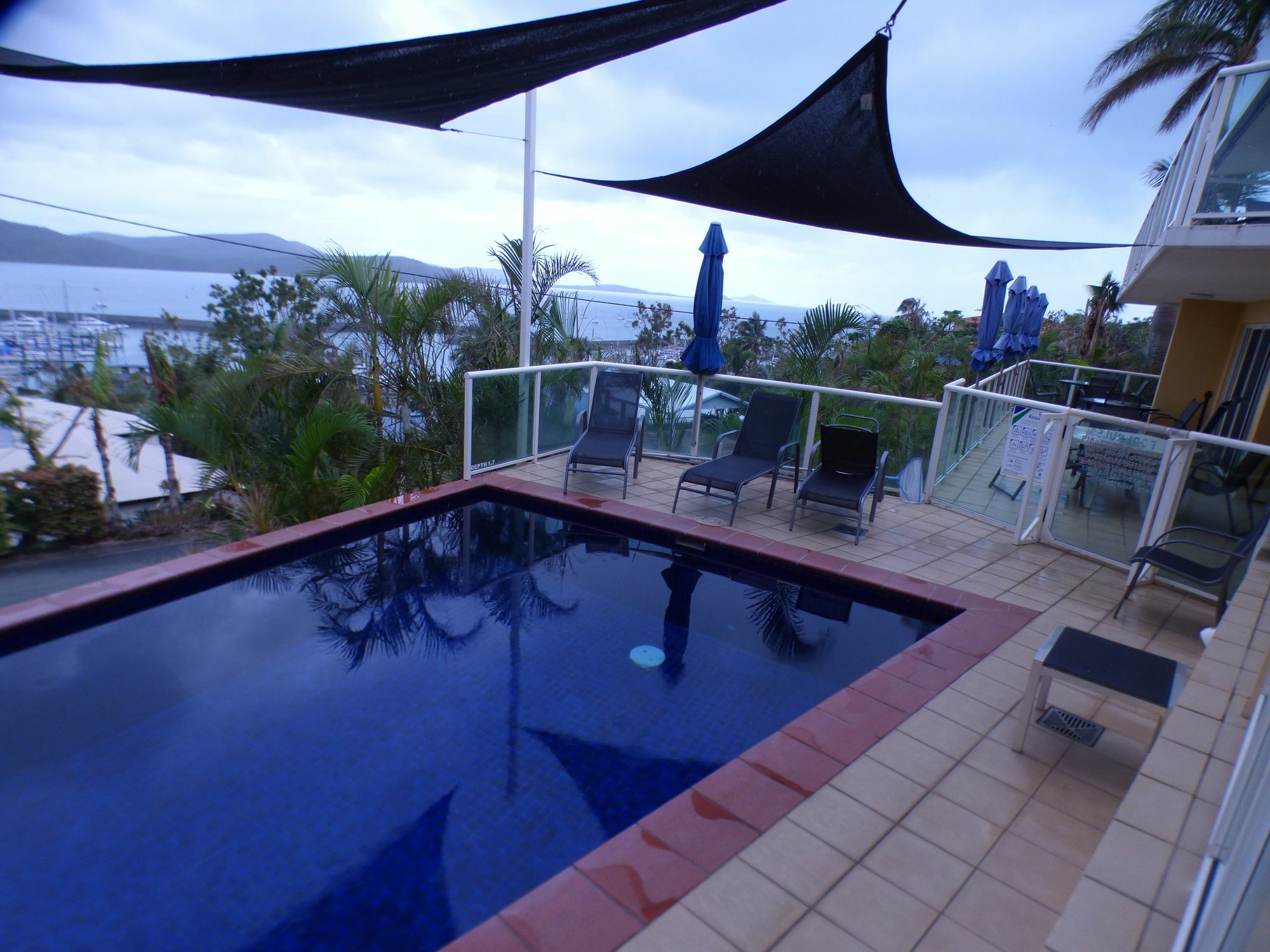 Aparthotel Sunlit Waters 3*