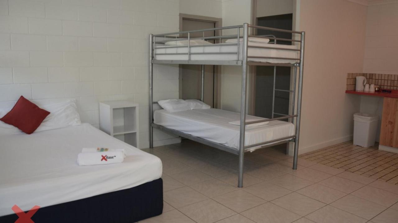Base Airlie Hostel *