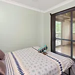 Location! 2Br Town View Unit In Centre Of Airlie.