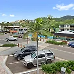 Location! 2Br Town View Unit In Centre Of Airlie.
