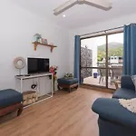 2 Bedroom Unit, Centre Of Airlie With Town View