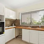 2 Bedroom Unit, Centre Of Airlie With Town View