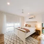 Beach House On Main - Airlie Beach