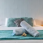 Airlie Sun & Sand Accommodation Studio #1