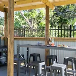 Warrens Place On Airlie