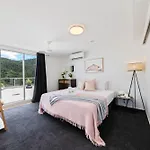 Ocean Dreams On Airlie - Premiere