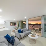 Penthouse Oasis On Airlie