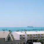 Studio Apartment, Centre Of Airlie With Sea Views