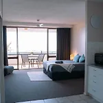 Studio Apartment, Centre Of Airlie With Sea Views