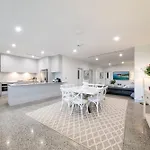 23B Airlie View