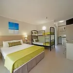 Club Crocodile Hotel Airlie Be