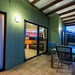 7 Waves - Airlie Beach