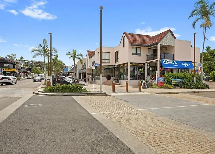 2 Bedroom Unit, Centre Of Airlie With Town View