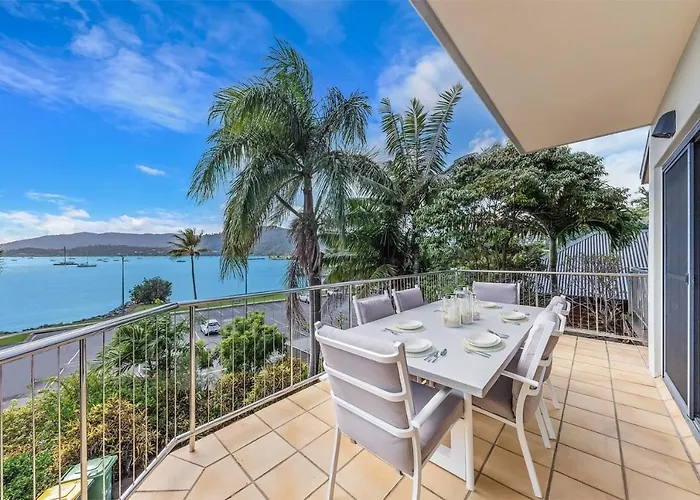 Whitsunday Beachfront Apartment On Broadwater