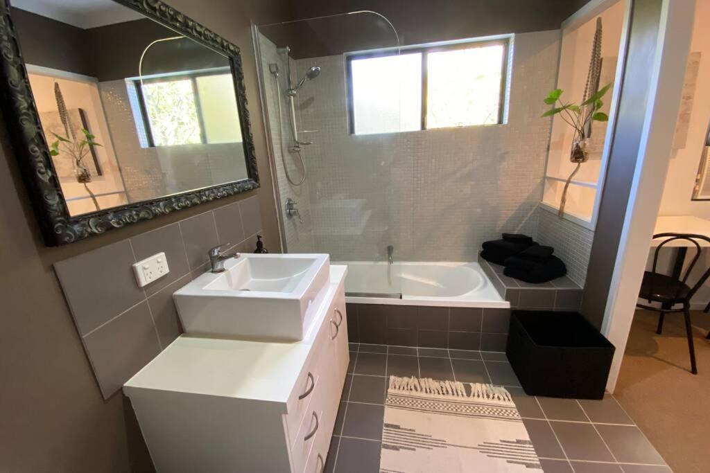 Lily Lamond, T/house, Outdoor Shower, 5 Min Walk To The Ocean, Airlie Holiday home