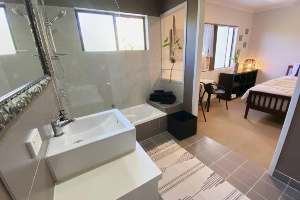 Lily Lamond, T/house, Outdoor Shower, 5 Min Walk To The Ocean, Airlie Airlie Beach