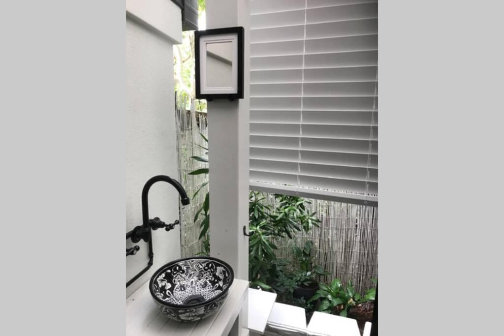 Lily Lamond, T/house, Outdoor Shower, 5 Min Walk To The Ocean, Airlie Holiday home Airlie Beach
