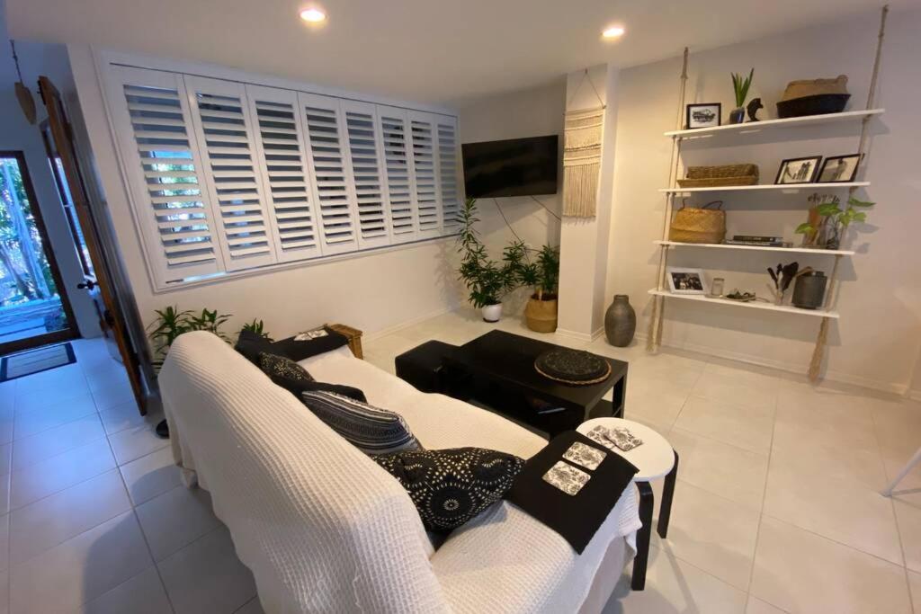 Lily Lamond, T/house, Outdoor Shower, 5 Min Walk To The Ocean, Airlie Holiday home
