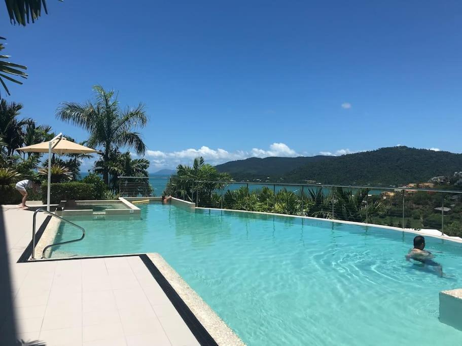 Apartment Three B Airlie 2 Bedroom Unit Seaviews & Pool *