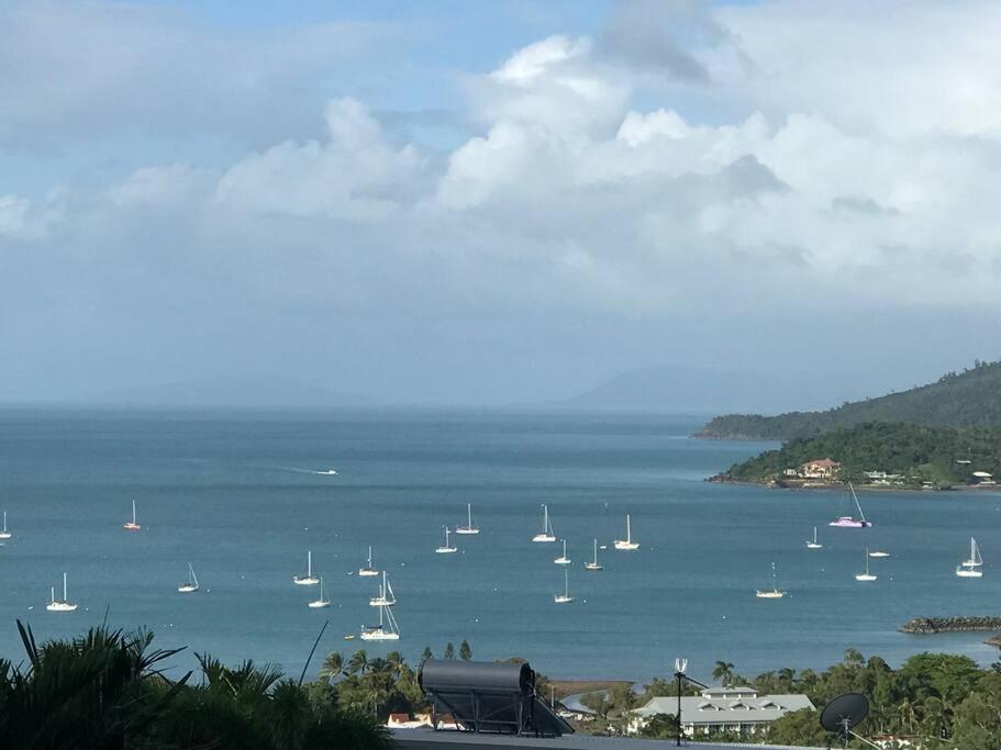 Apartment Three A Airlie Seaviews, Pool, Private *