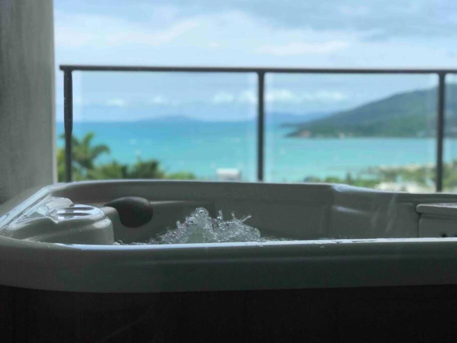 Three A Airlie Seaviews, Pool, Private Apartment