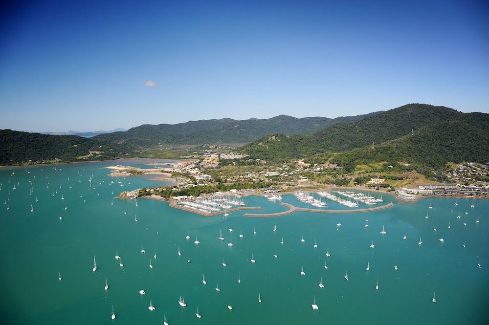 Aparthotel At Court Airlie Beach