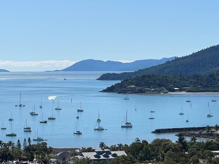 Apartment Three B Airlie 2 Bedroom Unit Seaviews & Pool *