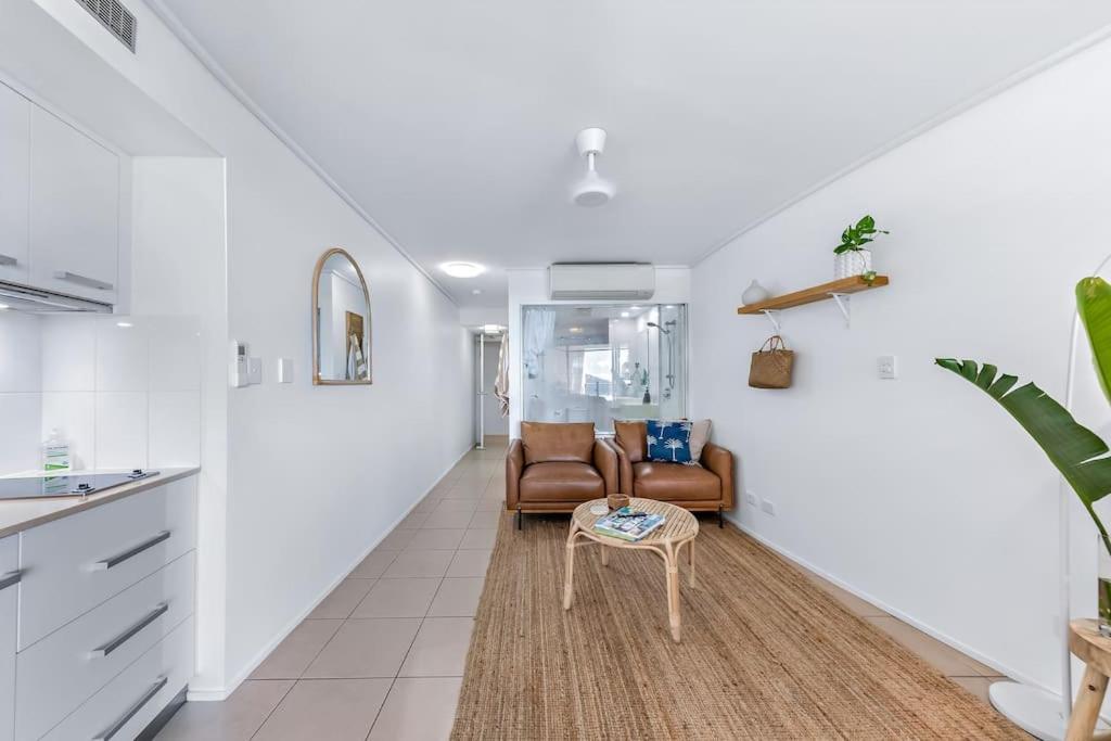 Apartment Three A Airlie Seaviews, Pool, Private *