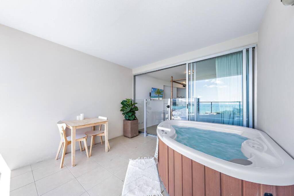 Three A Airlie Seaviews, Pool, Private Apartment Airlie Beach
