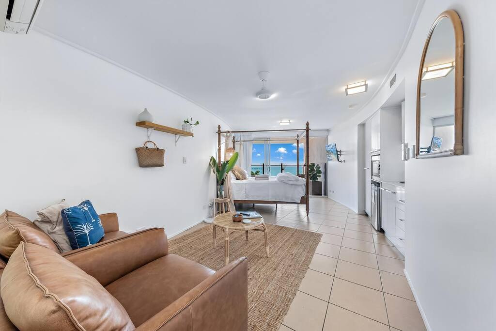 Apartment Three A Airlie Seaviews, Pool, Private *