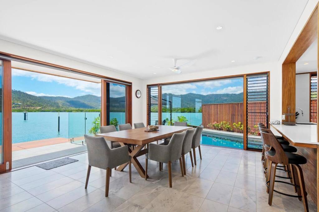 Holiday home 14 The Cove - Waterfront Whitsunday *