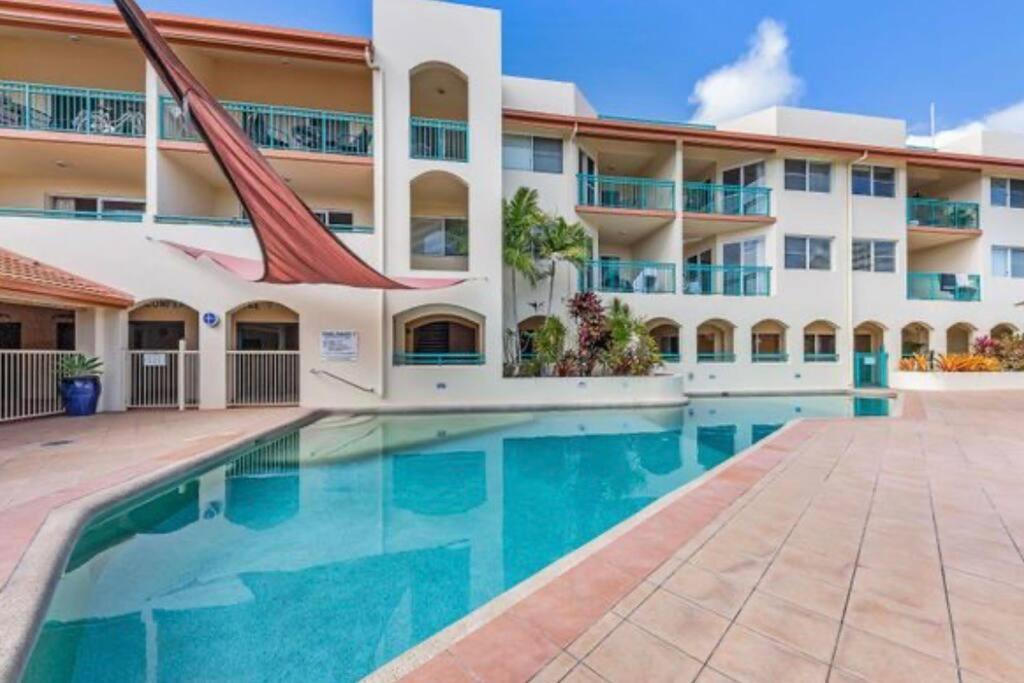 Apartment Shingley Poolside Retreat