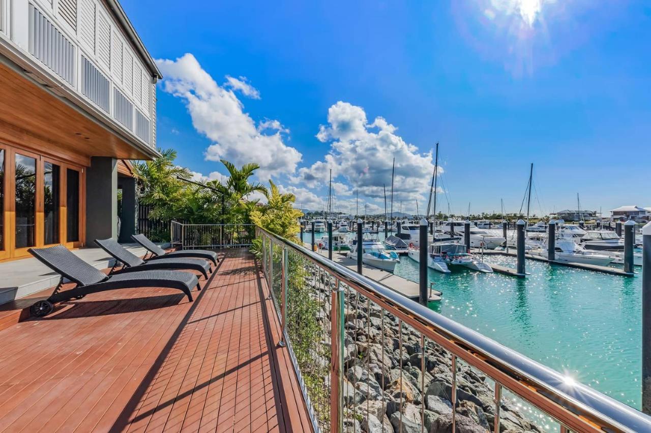 Holiday home Airlie Waterfront Luxury At 10 The Cove *
