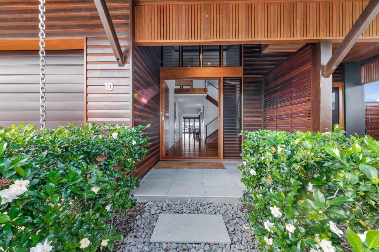 Holiday home Airlie Waterfront Luxury At 10 The Cove *
