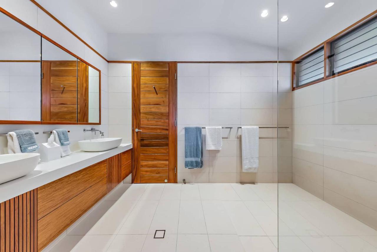 Airlie Waterfront Luxury At 10 The Cove Holiday home *
