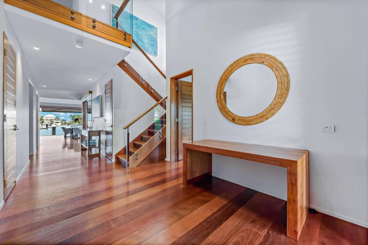 Airlie Waterfront Luxury At 10 The Cove *