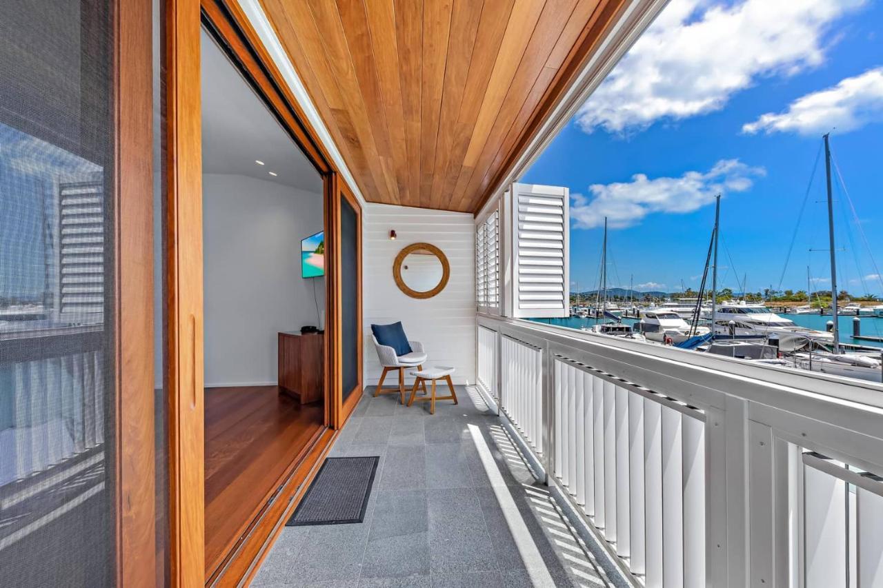 Airlie Waterfront Luxury At 10 The Cove *