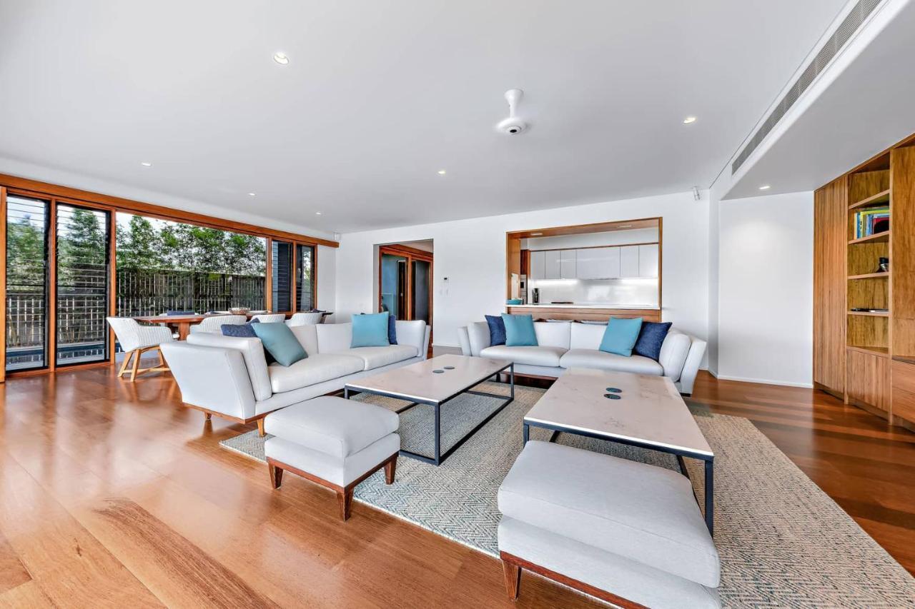 Holiday home Airlie Waterfront Luxury At 10 The Cove *